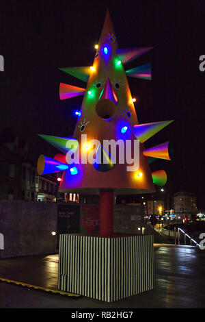 Albero di Natale arte di installazione al di fuori del Turner contemporaneo in Margate di notte Foto Stock