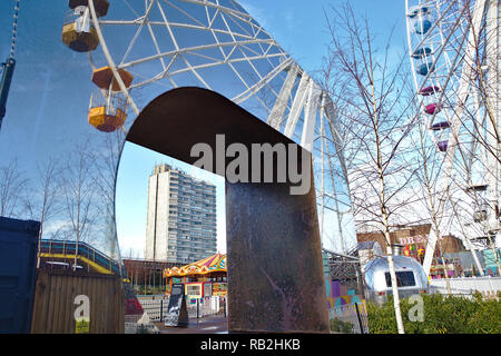 Arlington casa blocco di appartamenti come visto da Dreamland margate con grande ruota in primo piano Foto Stock