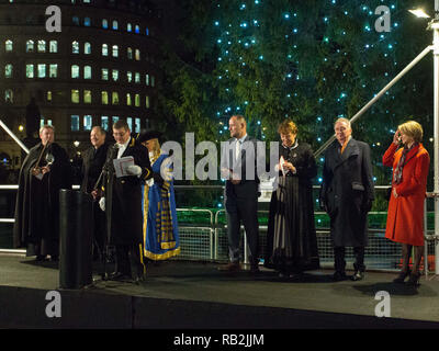 Illuminazione dell'albero di Natale in Trafalgar Square e dal sindaco di Westminster, l ambasciatore norvegese per la Gran Bretagna e il Sindaco di Oslo partecipare. Il 25-metro alto albero è un dono del popolo della Norvegia a Londra, in ringraziamento per la Gran Bretagna il supporto nella II Guerra Mondiale. Questa tradizione storica è accaduto ogni anno dal 1947 e segnali il conto alla rovescia per il natale a Londra. Dotato di: atmosfera, vista in cui: Londra, Regno Unito quando: 06 Dic 2018 Credit: Wheatley/WENN Foto Stock