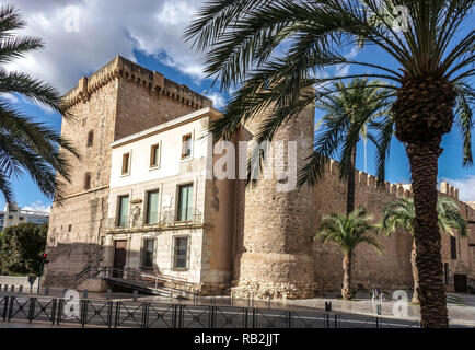 El Palacio de Altamira o Castello di Altamira, noto anche come Alcázar de la Señoría, oggi ospita il Museo di archeologia e storia Elche, Spagna Foto Stock