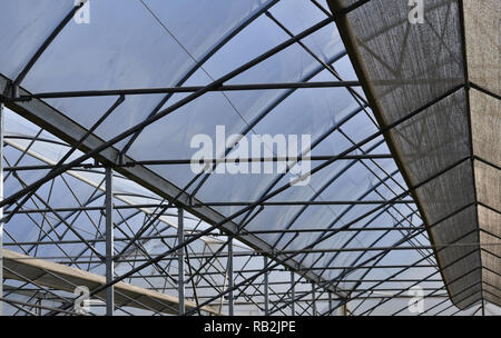 Incredibile vista interna di acciaio struttura del tetto Foto Stock