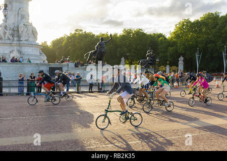 I ciclisti racing passato il memoriale della Victoria, Brompton Campionati del Mondo 2018, London, Regno Unito Foto Stock