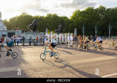 I ciclisti racing passato il memoriale della Victoria, Brompton Campionati del Mondo 2018, London, Regno Unito Foto Stock