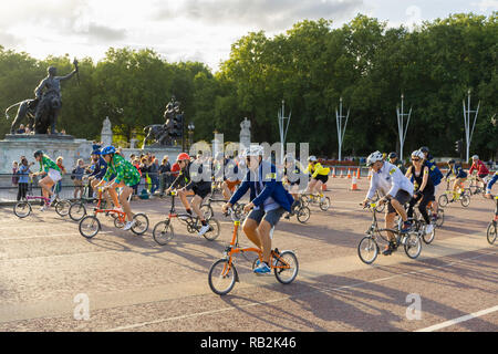 I ciclisti racing passato il memoriale della Victoria, Brompton Campionati del Mondo 2018, London, Regno Unito Foto Stock