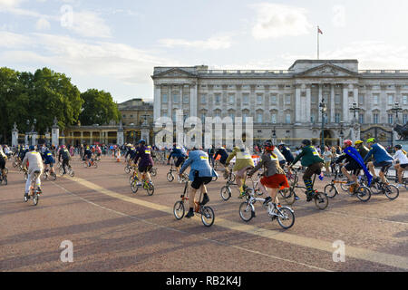 I ciclisti racing passato Buckingham Palace, Brompton Campionati del Mondo 2018, London, Regno Unito Foto Stock