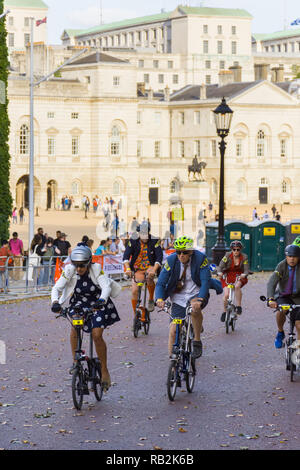 I ciclisti racing su Horse Guards Road, Brompton Campionati del Mondo 2018, London, Regno Unito Foto Stock