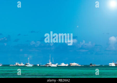 Privato barche da pesca in oceano blu acqua, Vista panoramica Foto Stock