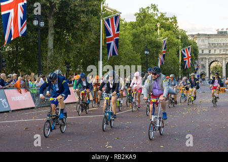 I ciclisti racing lungo il Mall con onlooking folla, Brompton Campionati del Mondo 2018, London, Regno Unito Foto Stock