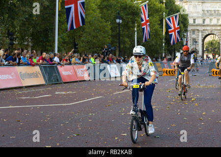 I ciclisti racing lungo il Mall con onlooking folla, Brompton Campionati del Mondo 2018, London, Regno Unito Foto Stock