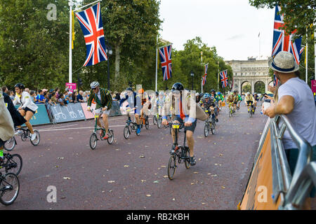 I ciclisti racing lungo il Mall con onlooking folla, Brompton Campionati del Mondo 2018, London, Regno Unito Foto Stock