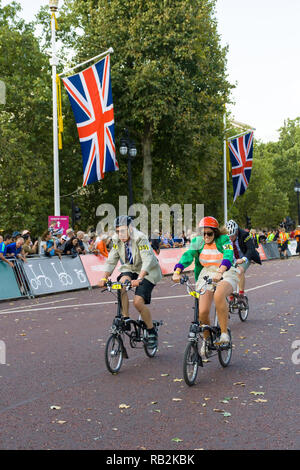 I ciclisti racing lungo il Mall con onlooking folla, Brompton Campionati del Mondo 2018, London, Regno Unito Foto Stock