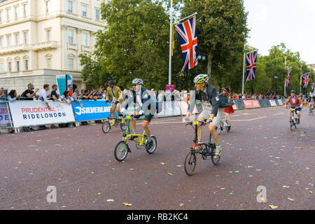 I ciclisti racing lungo il Mall con onlooking folla, Brompton Campionati del Mondo 2018, London, Regno Unito Foto Stock