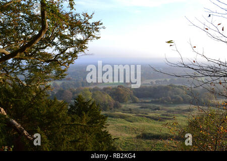 Misty autunno vista verso il basso Weald del Kent da Wilmots Hill e la Ightham Mote tenuta vicino a Sevenoaks e Knole, Sud Est Inghilterra Foto Stock