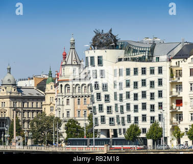 Praga, Repubblica ceca - Luglio 2018: Il Nationale-Nederlanden edificio nel centro di Praga. È anche noto come 'La Casa danzante' e dal suo nick Foto Stock