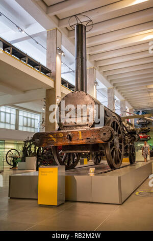 L'originale Stephenson's Rocket treno a vapore in mostra al Museo della Scienza di Londra, Inghilterra il 26 Luglio 2014 Foto Stock