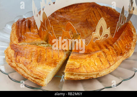 Re francese la torta con la corona su una piastra Foto Stock