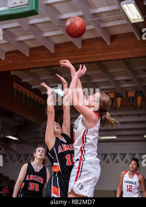 Azione di pallacanestro con arcata rispetto a Corning di alta scuola in Red Bluff, California. Foto Stock