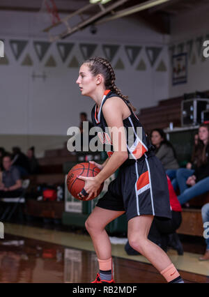 Azione di pallacanestro con arcata rispetto a Corning di alta scuola in Red Bluff, California. Foto Stock