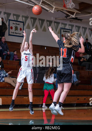 Azione di pallacanestro con arcata rispetto a Corning di alta scuola in Red Bluff, California. Foto Stock