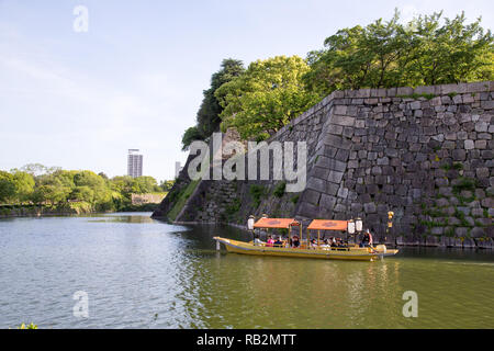 Una gita in barca nel fossato che circonda il castello di Osaka, in Giappone. Foto Stock