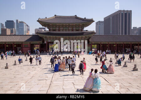 Visitatori presso il Palazzo Gyeongbokgung a Seul, in Corea del Sud. Foto Stock
