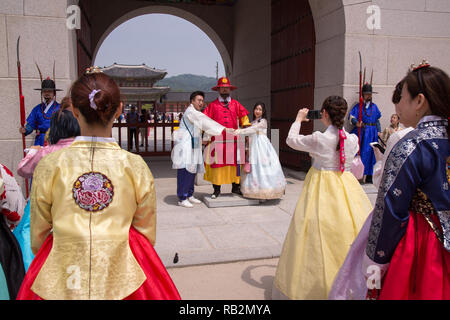 Visitatori presso il Palazzo Gyeongbokgung a Seul, in Corea del Sud. Foto Stock