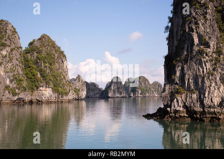 Incredibile calcare montagne carsiche Bai Tu Long Bay, Vietnam. Foto Stock