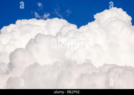 Grande bianco puffy cloud sul cielo blu Foto Stock