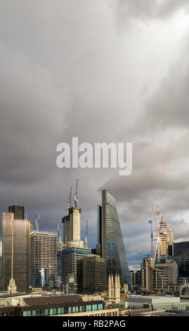 Cielo tempestoso, City of London grattacieli compreso il Cheesegrater, torre 42 e nuovi edifici in costruzione, il bisturi e 22 & 100 Bishopsgate Foto Stock