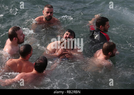 Salonicco, Grecia. Il 6 gennaio 2019. Un uomo reagisce dopo la cattura di una croce di legno durante un'epifania acqua cerimonia di benedizione al nord della città greca di Salonicco. Questa cerimonia segna il giorno dell'Epifania si celebra ogni anno in Grecia come cristiani ortodossi sacerdoti di gettare una croce nell'acqua e nuotatori gara per recuperarla. Credito: Giannis Papanikos/ZUMA filo/Alamy Live News Credito: ZUMA Press, Inc./Alamy Live News Foto Stock