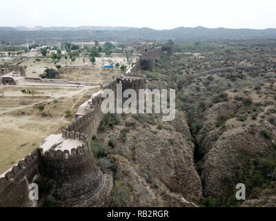 Pechino, Cina. Gen 5, 2019. Foto aerea presa il 5 gennaio, 2019 mostra il Rohtas Fort Jhelum nella città della provincia del Punjab, Pakistan. Il fort, elencati dall UNESCO come patrimonio della cultura nel 1997, è noto per le sue grandi mura difensive e diversi gateway monumentale. Credito: Ahmad Kamal/Xinhua/Alamy Live News Foto Stock