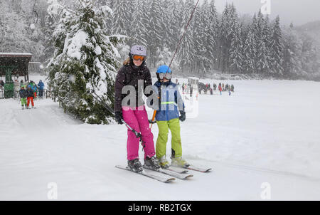 Lichtenstein Holzelfingen, Germania. 06 gen 2019. Due gli sciatori possono essere tirato fino alla pista da parte di un impianto di risalita della ski area del Swabian Alb. Credito: Thomas Warnack/dpa/Alamy Live News Foto Stock