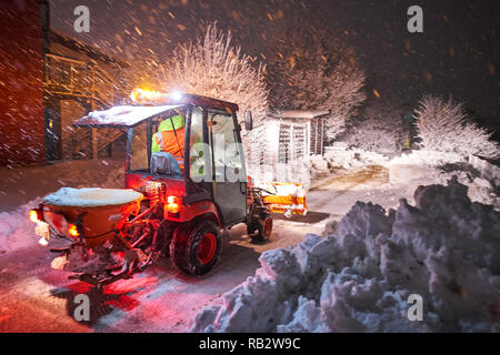 Regione di Allgäu, Germania. 5° gennaio 2019. Auto coperto da neve e neve aratri provare a combattere la pesante Insorgenza di inverno e nevicate in mattinata a Marktoberdorf, Baviera, Allgäu, Germania, gennaio 06, 2019. © Peter Schatz / Alamy Live News Foto Stock