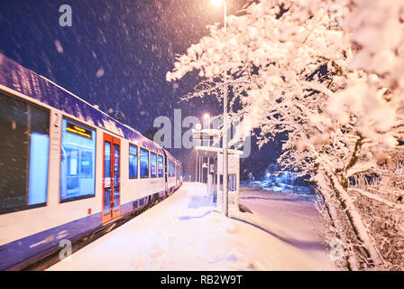 Regione di Allgäu, Germania. 5° gennaio 2019. Arresto del treno Marktoberdorf scuola oggetto in pesante Insorgenza di inverno e nevicate in mattinata a Marktoberdorf, Baviera, Allgäu, Germania, gennaio 06, 2019. © Peter Schatz / Alamy Live News Foto Stock