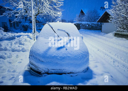 Regione di Allgäu, Germania. 5° gennaio 2019. Auto coperto da neve e neve aratri provare a combattere la pesante Insorgenza di inverno e nevicate in mattinata a Marktoberdorf, Baviera, Allgäu, Germania, gennaio 06, 2019. © Peter Schatz / Alamy Live News Foto Stock