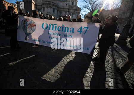 Roma, Italia. 06 gen 2019. Foto Carlo Lannutti / LaPresse 01-06 - 2019 Roma, Italia cronaca. Domenica 6 Gennaio a Roma una guarnigione a fissare immediatamente un porto sicuro per il 49 migranti di guardare il mare e il mare occhio nell'immagine: la guarnigione in piazza dell'Esquilino Credito: LaPresse/Alamy Live News Foto Stock