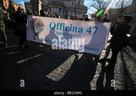 Roma, Italia. 06 gen 2019. Foto Carlo Lannutti / LaPresse 01-06 - 2019 Roma, Italia cronaca. Domenica 6 Gennaio a Roma una guarnigione a fissare immediatamente un porto sicuro per il 49 migranti di guardare il mare e il mare occhio nell'immagine: la guarnigione in piazza dell'Esquilino Credito: LaPresse/Alamy Live News Foto Stock