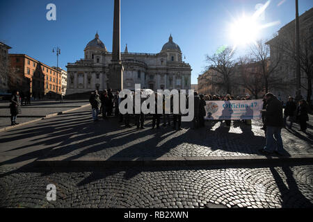Roma, Italia. 06 gen 2019. Foto Carlo Lannutti / LaPresse 01-06 - 2019 Roma, Italia cronaca. Domenica 6 Gennaio a Roma una guarnigione a fissare immediatamente un porto sicuro per il 49 migranti di guardare il mare e il mare occhio nell'immagine: la guarnigione in piazza dell'Esquilino Credito: LaPresse/Alamy Live News Foto Stock
