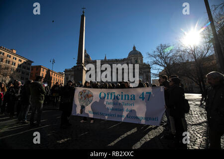 Roma, Italia. 06 gen 2019. Foto Carlo Lannutti / LaPresse 01-06 - 2019 Roma, Italia cronaca. Domenica 6 Gennaio a Roma una guarnigione a fissare immediatamente un porto sicuro per il 49 migranti di guardare il mare e il mare occhio nell'immagine: la guarnigione in piazza dell'Esquilino Credito: LaPresse/Alamy Live News Foto Stock
