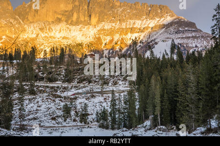 Traversata alpina del ciclone Adrian (noto anche con il nome di Vaia) la tempesta Vaia ha causato notevoli danni alle foreste italiane, soprattutto nel nord-est d'Italia. Ottobre 2018 Foto Stock