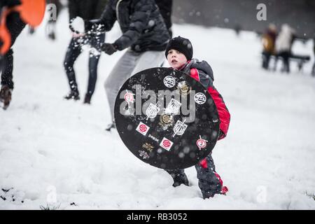 Monaco di Baviera, Germania. Il 6 gennaio, 2019. Centinaia di inverno di festeggianti a Monaco di Baviera, Germania tenere una lotta con le palle di neve nel famoso giardino Inglese. La settimana scorsa, nel sud della Germania e Austria conosciuto periodi di pesante, a volte snowfall prolungati con accumuli significativi che portano alle difficili condizioni di guida e di transito di massa dei ritardi. Credito: Sachelle Babbar/ZUMA filo/Alamy Live News Foto Stock