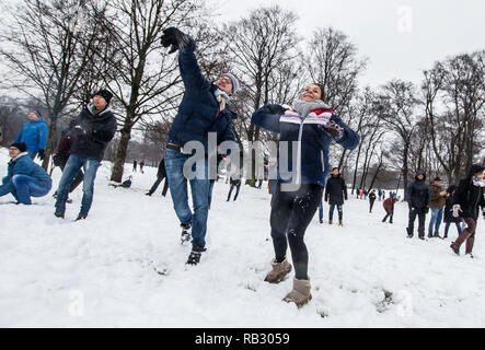 Monaco di Baviera, Germania. Il 6 gennaio, 2019. Centinaia di inverno di festeggianti a Monaco di Baviera, Germania tenere una lotta con le palle di neve nel famoso giardino Inglese. La settimana scorsa, nel sud della Germania e Austria conosciuto periodi di pesante, a volte snowfall prolungati con accumuli significativi che portano alle difficili condizioni di guida e di transito di massa dei ritardi. Credito: Sachelle Babbar/ZUMA filo/Alamy Live News Foto Stock