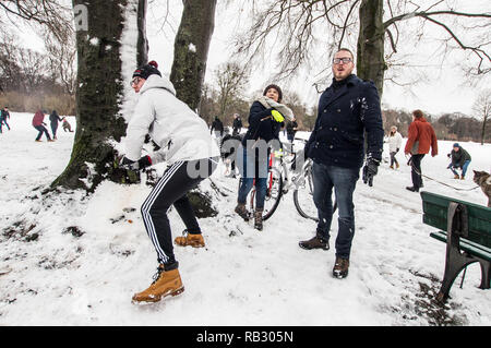 Monaco di Baviera, Germania. Il 6 gennaio, 2019. Centinaia di inverno di festeggianti a Monaco di Baviera, Germania tenere una lotta con le palle di neve nel famoso giardino Inglese. La settimana scorsa, nel sud della Germania e Austria conosciuto periodi di pesante, a volte snowfall prolungati con accumuli significativi che portano alle difficili condizioni di guida e di transito di massa dei ritardi. Credito: Sachelle Babbar/ZUMA filo/Alamy Live News Foto Stock