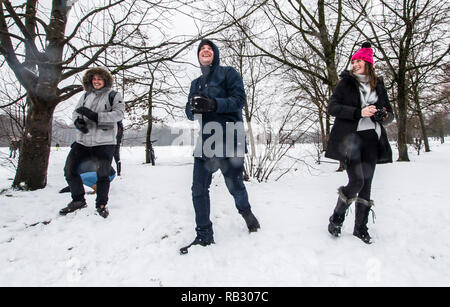 Monaco di Baviera, Germania. Il 6 gennaio, 2019. Centinaia di inverno di festeggianti a Monaco di Baviera, Germania tenere una lotta con le palle di neve nel famoso giardino Inglese. La settimana scorsa, nel sud della Germania e Austria conosciuto periodi di pesante, a volte snowfall prolungati con accumuli significativi che portano alle difficili condizioni di guida e di transito di massa dei ritardi. Credito: Sachelle Babbar/ZUMA filo/Alamy Live News Foto Stock