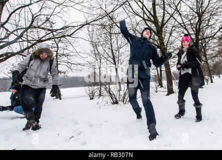 Monaco di Baviera, Germania. Il 6 gennaio, 2019. Centinaia di inverno di festeggianti a Monaco di Baviera, Germania tenere una lotta con le palle di neve nel famoso giardino Inglese. La settimana scorsa, nel sud della Germania e Austria conosciuto periodi di pesante, a volte snowfall prolungati con accumuli significativi che portano alle difficili condizioni di guida e di transito di massa dei ritardi. Credito: Sachelle Babbar/ZUMA filo/Alamy Live News Foto Stock