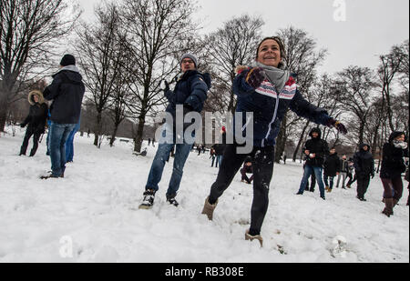 Monaco di Baviera, Germania. Il 6 gennaio, 2019. Centinaia di inverno di festeggianti a Monaco di Baviera, Germania tenere una lotta con le palle di neve nel famoso giardino Inglese. La settimana scorsa, nel sud della Germania e Austria conosciuto periodi di pesante, a volte snowfall prolungati con accumuli significativi che portano alle difficili condizioni di guida e di transito di massa dei ritardi. Credito: Sachelle Babbar/ZUMA filo/Alamy Live News Foto Stock