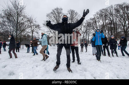 Monaco di Baviera, Germania. Il 6 gennaio, 2019. Centinaia di inverno di festeggianti a Monaco di Baviera, Germania tenere una lotta con le palle di neve nel famoso giardino Inglese. La settimana scorsa, nel sud della Germania e Austria conosciuto periodi di pesante, a volte snowfall prolungati con accumuli significativi che portano alle difficili condizioni di guida e di transito di massa dei ritardi. Credito: Sachelle Babbar/ZUMA filo/Alamy Live News Foto Stock