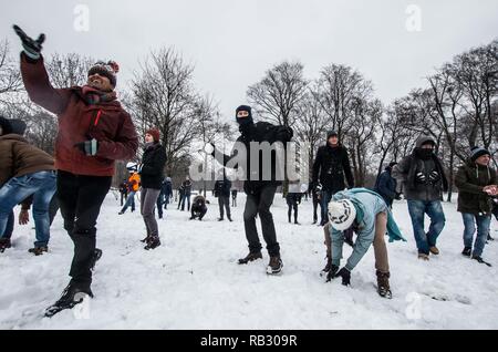 Monaco di Baviera, Germania. Il 6 gennaio, 2019. Centinaia di inverno di festeggianti a Monaco di Baviera, Germania tenere una lotta con le palle di neve nel famoso giardino Inglese. La settimana scorsa, nel sud della Germania e Austria conosciuto periodi di pesante, a volte snowfall prolungati con accumuli significativi che portano alle difficili condizioni di guida e di transito di massa dei ritardi. Credito: Sachelle Babbar/ZUMA filo/Alamy Live News Foto Stock