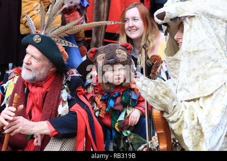 Londra, Regno Unito. Il 6 gennaio 2019. Un giovane partecipante in costume.La tradizionale Twelfth Night Midwinter celebrazione è in corso a Bankside. Esso offre l'Holly uomo, colorata di verde fogliame, convogliata sul Fiume Tamigi. Egli è entrato a far parte da Londra, Mummers per toast (wassail) il popolo e eseguire freestyle popolare gioco di combattimento in costumi colorati. La processione avanza attraverso il fiume poi da Shakespeare's Globe per la sua fase finale di St George Inn Southwark. Credito: Imageplotter News e sport/Alamy Live News Foto Stock