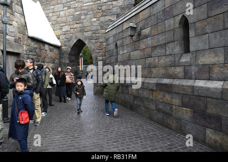 Osaka, Giappone. 31 Dic, 2018. La gente a piedi al mondo di Wizarding di Harry Potter a Universal Studios di Osaka in Giappone. Lunedì 31 Dicembre, 2018. Foto di: Ramiro Agustin Vargas Tabares Credito: Ramiro Agustin Vargas Tabares/ZUMA filo/Alamy Live News Foto Stock